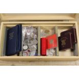 A BOX OF COLLECTABLE COINAGE TO INCLUDE AN ISLE OF MAN £1 COIN