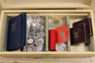 A BOX OF COLLECTABLE COINAGE TO INCLUDE AN ISLE OF MAN £1 COIN