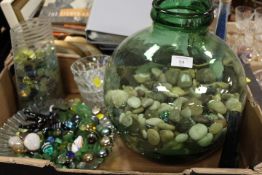 A TRAY OF GLASSWARE TO INCLUDE LARGE GREEN VESSEL FILLED WITH PEBBLES AND GLASS BEADS