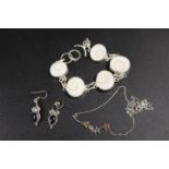 A COLLECTION OF VINTAGE SILVER JEWELLERY TO INC FOSSIL DESIGN BRACELET, STAR NECKLACE AND PAIR OF