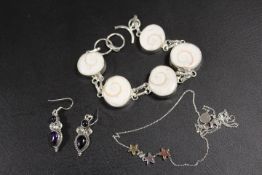 A COLLECTION OF VINTAGE SILVER JEWELLERY TO INC FOSSIL DESIGN BRACELET, STAR NECKLACE AND PAIR OF