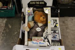 A TRAY OF ASSORTED ELVIS COLLECTABLES TO INCLUDE MUGS AND A SINGING TEDDY BEAR