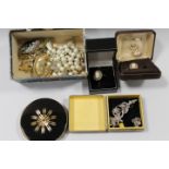 A QUANTITY OF ASSORTED ANTIQUE AND OTHER COSTUME JEWELLERY TO INCLUDE A MARCASITE STYLE CAMEO RING