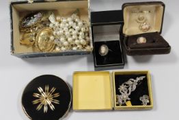 A QUANTITY OF ASSORTED ANTIQUE AND OTHER COSTUME JEWELLERY TO INCLUDE A MARCASITE STYLE CAMEO RING