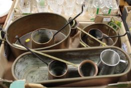 A TRAY OF ASSORTED METAL WARE TO INCLUDE COPPER CIDER MEASURES