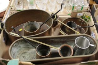 A TRAY OF ASSORTED METAL WARE TO INCLUDE COPPER CIDER MEASURES