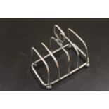 A SILVER HALLMARKED FOUR DIVISION WIRE WORK TOAST RACK