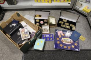 A SMALL TRAY OF COINAGE TO INCLUDE ANTIQUARIAN EXAMPLES, CASED SETS EXAMPLES