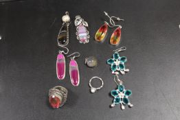 A COLLECTION OF VINTAGE SILVER JEWELLERY TO INC PEARL RING, LARGE DRESS RING, EARRINGS ETC