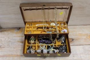 A JEWELLERY BOX AND CONTENTS