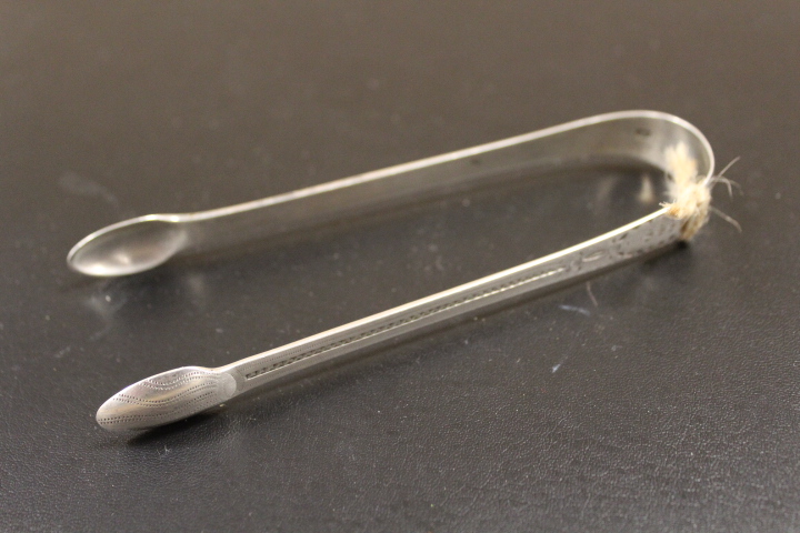 A PAIR OF HALLMARKED SILVER BRIGHT CUT SUGAR TONGUES