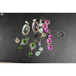 A COLLECTION OF VINTAGE SILVER JEWELLERY TO INC GEMSTONE DRESS RING, 2 x LARGE PENDANTS, EARRINGS TO