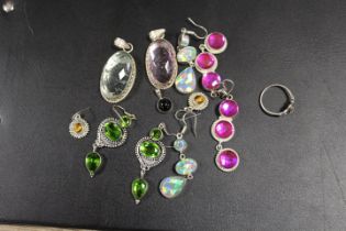 A COLLECTION OF VINTAGE SILVER JEWELLERY TO INC GEMSTONE DRESS RING, 2 x LARGE PENDANTS, EARRINGS TO