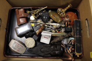 A TRAY OF ASSORTED COLLECTABLES TO INCLUDE A JAPANESE SCENT BOTTLE, KINGS ROAD BELT BUCKLE ETC