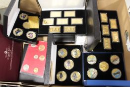 A TRAY OF COLLECTABLE COINS TO INCLUDE CASED " BULLION" SETS