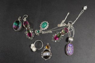 A COLLECTION OF VINTAGE SILVER JEWELLERY TO INC FAUX PEARL DRESS RING, PENDANTS, NECKLACE,