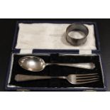 A CASED HALLMARKED SILVER SPOON AND FORK SET BY MAPPIN & WEBB TOGETHER WITH A NAPKIN RING