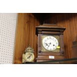 AN OAK CASED MANTLE CLOCK TOGETHER WITH A SMALL BRASS LANTERN CLOCK (2)