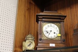 AN OAK CASED MANTLE CLOCK TOGETHER WITH A SMALL BRASS LANTERN CLOCK (2)