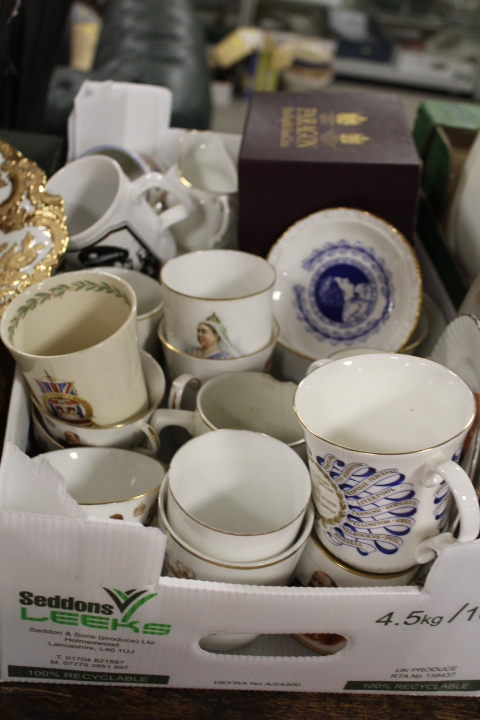 THREE TRAYS OF CERAMICS AND GLASS WARE TO INCLUDE A QUEEN VICTORIA JUBILEE PLATE ETC - Image 4 of 5