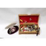 A JEWELLERY BOX AND CONTENTS TO INCLUDE WRISTWATCHES, ENAMEL PIN BADGE ETC