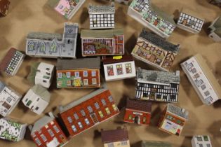 A TRAY OF COLLECTABLE WADE MODELS OF BUILDINGS