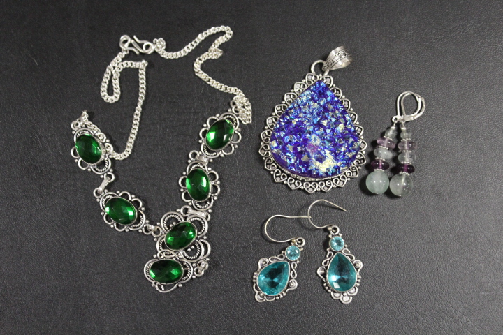 A COLLECTION OF VINTAGE SILVER JEWELLERY TO INC DECO STYLE NECKLACE, LARGE PENDANT, EARRINGS ETC