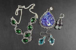 A COLLECTION OF VINTAGE SILVER JEWELLERY TO INC DECO STYLE NECKLACE, LARGE PENDANT, EARRINGS ETC