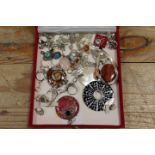 A TRAY OF ASSORTED SILVER AND COSTUME JEWELLERY ETC