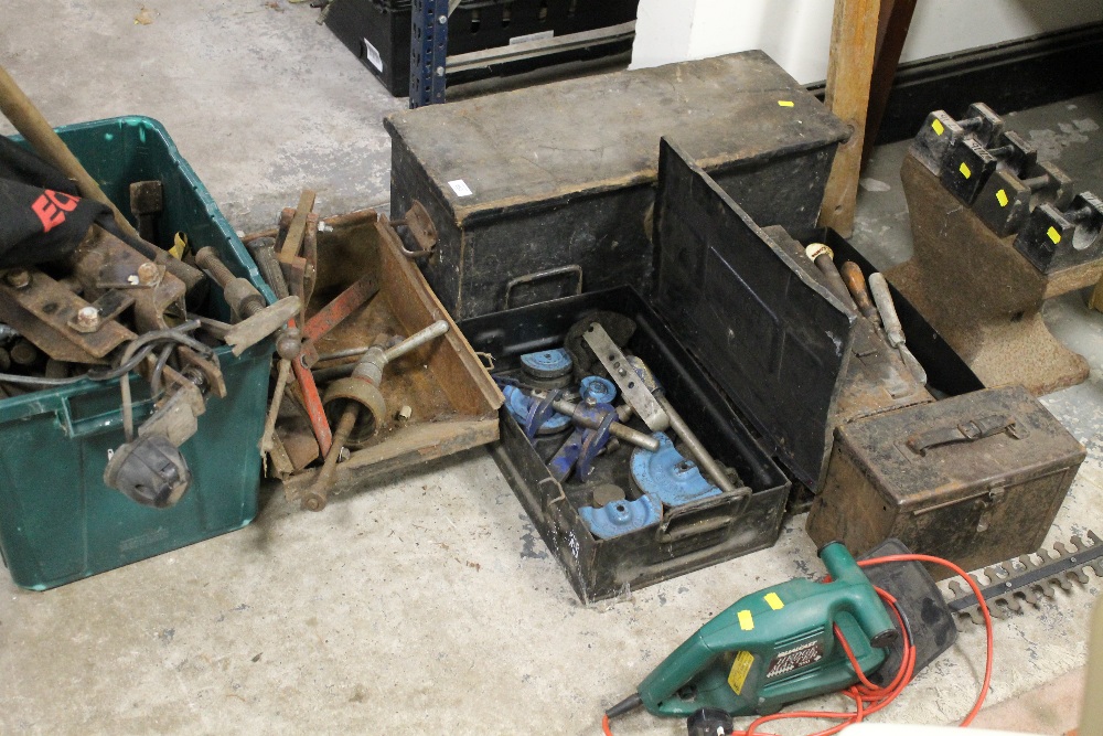 A SELECTION OF TOOLS AND TOOL BOXES WITH CONTENTS TO INCLUDE AN ANVIL AND WEIGHTS - Image 2 of 2