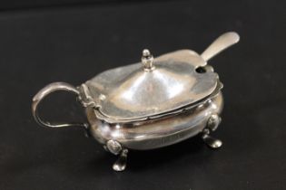 A HALLMARKED SILVER MUSTARD POT AND SPOON