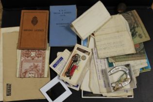 A SMALL TRAY OF COLLECTABLES TO INCLUDE NOTES, DRIVING LICENCE DATE 7th Oct 1946, TEA CARDS ETC