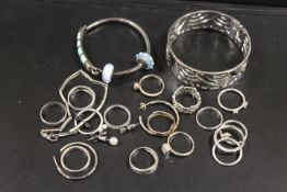 A SELECTION OF SILVER AND WHITE METAL JEWELLERY TO INCLUDE 925 RINGS, BANGLES ETC