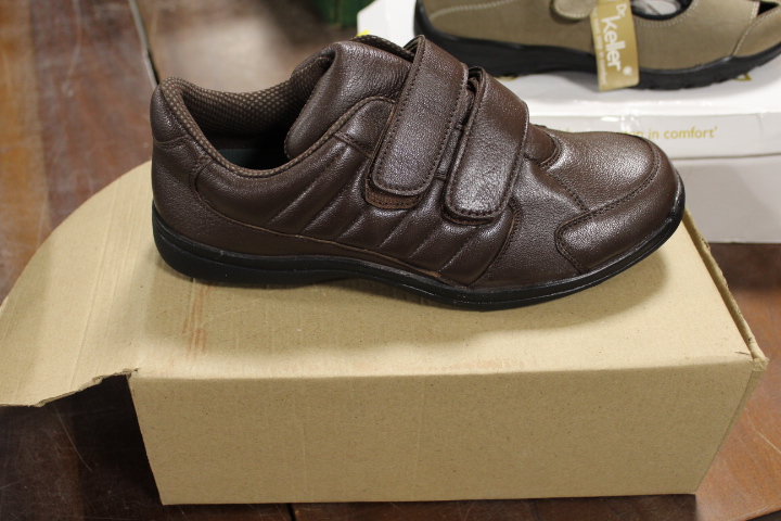 THREE BOXED PAIRS OF VINTAGE SHOES APPEAR TO BE UNWORN - Image 3 of 4