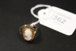 A 9CT GOLD VINTAGE CAMEO RING - APPROX WEIGHT 3.1 G