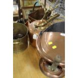 A SELECTION OF BRASS AND COPPER WARE TO INCLUDE A LARGE KETTLE , A HELMET SHAPE COAL WITH SHOVEL