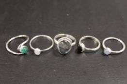 A COLLECTION OF 5 SILVER GEMSTONE DRESS RINGS TO INCLUDE JADE, OPAL ETC