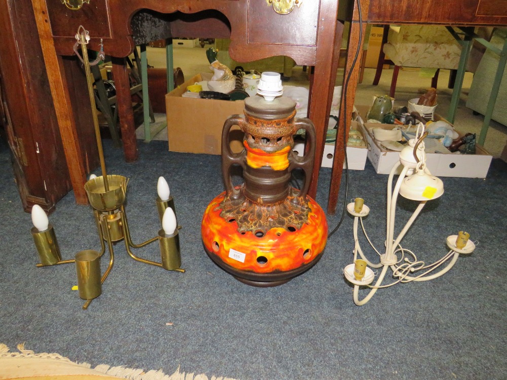 A LARGE RETRO TABLE LAMP TOGETHER WITH TWO LIGHT FITTINGS