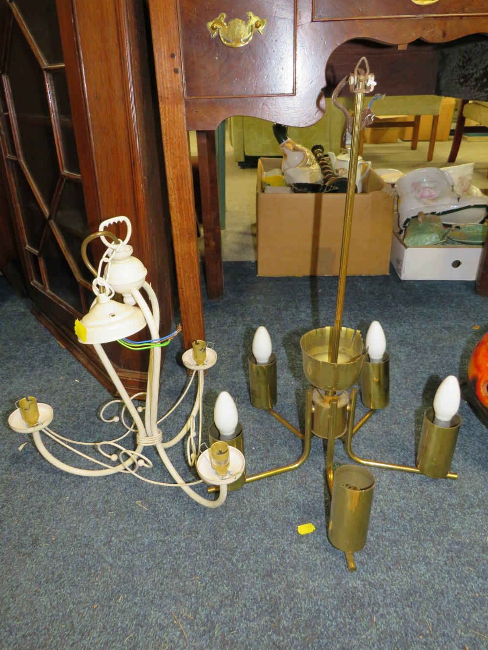 A LARGE RETRO TABLE LAMP TOGETHER WITH TWO LIGHT FITTINGS - Image 3 of 3