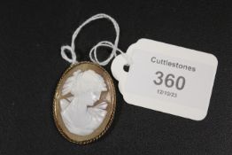 A VINTAGE 9CT GOLD CAMEO PENDANT