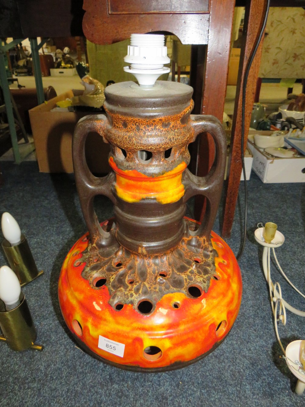 A LARGE RETRO TABLE LAMP TOGETHER WITH TWO LIGHT FITTINGS - Image 2 of 3