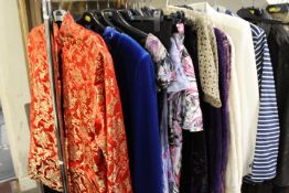 A SELECTION OF VINTAGE AND MODERN CLOTHING TO INCLUDE A RED & GOLD ORIENTAL JACKET