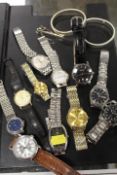 A TRAY OF ASSORTED MODERN AND VINTAGE WRISTWATCHES