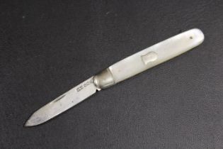A HALLMARKED SILVER BLADED MOTHER OF PEARL FRUIT KNIFE