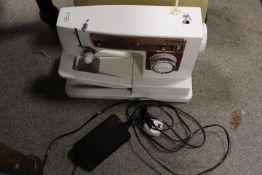 A VINTAGE CASED SINGER 6105 ELECTRIC SEWING MACHINE (UNCHECKED)