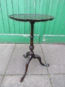 AN ANTIQUE MAHOGANY TRIPOD WINE TABLE, with carved detail to base