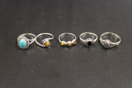 A COLLECTION OF 5 SILVER GEMSTONE DRESS RINGS TO INCLUDE TIGERS EYE ETC