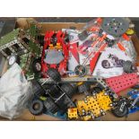 A TRAY OF MODERN MECCANO CONSTRUCTION VEHICLES TOGETHER WITH SOME VINTAGE AND MODERN CONSTRUCTION