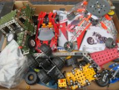 A TRAY OF MODERN MECCANO CONSTRUCTION VEHICLES TOGETHER WITH SOME VINTAGE AND MODERN CONSTRUCTION