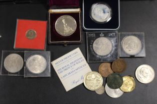 A SMALL QUANTITY OF COLLECTABLE COINAGE ETC